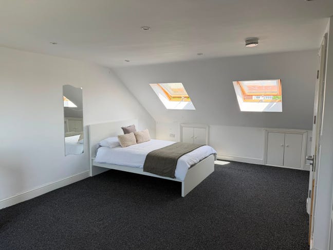 🛏️ Zone 4 Loft Room with Private Fridge-Freezer Main Photo