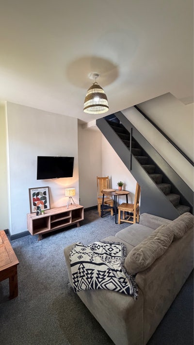 Fully Furnished 3-Bedroom House Near the Uni  Main Photo