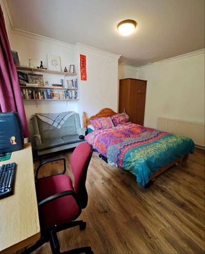 Extra Large Double Room in a friendly house :) Main Photo