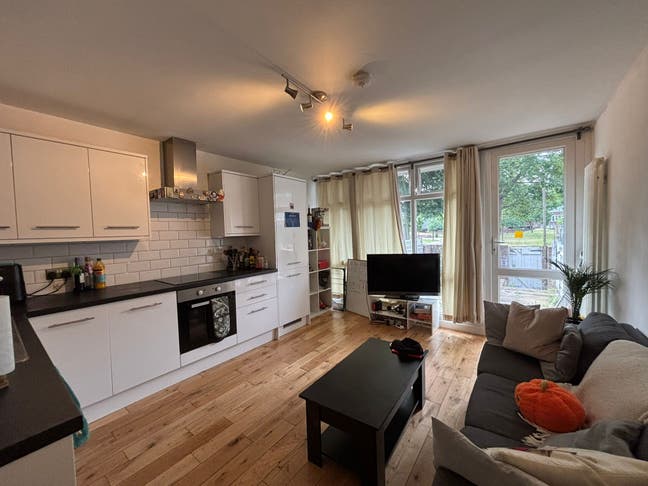 Double bed room in flatshare of 4 in Battersea Main Photo