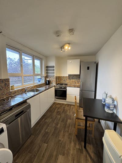 A fantastic 3 double bedroom flat is available in  Main Photo