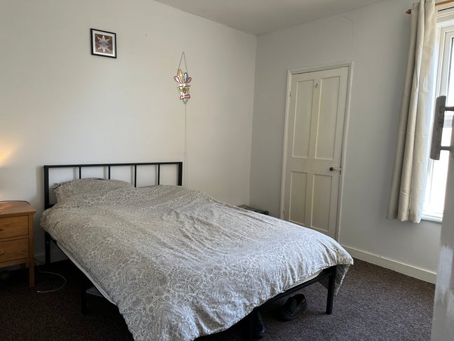 Room to rent in house close to station  Main Photo