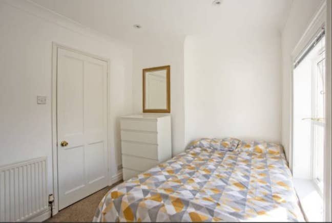 Room going in cosy central house share Main Photo
