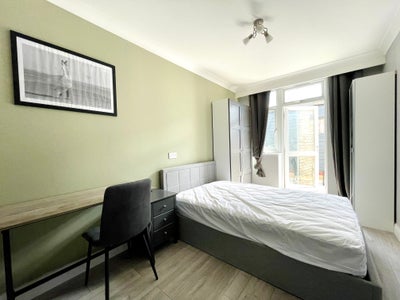 Ensuite Room 7 minutes walk to Elizabeth Line Main Photo