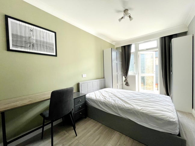 Ensuite Room 7 minutes walk to Elizabeth Line Main Photo