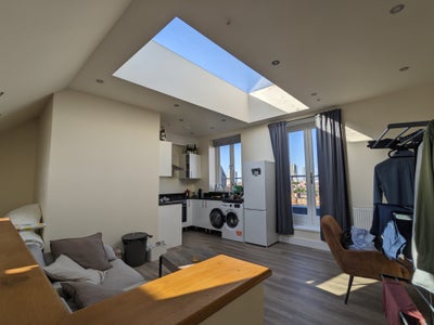 Spacious Ensuite room in a Duplex, Avaiable now Main Photo