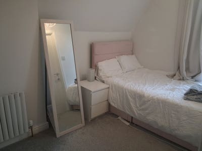Double Room with En Suite Close to Hospital Main Photo
