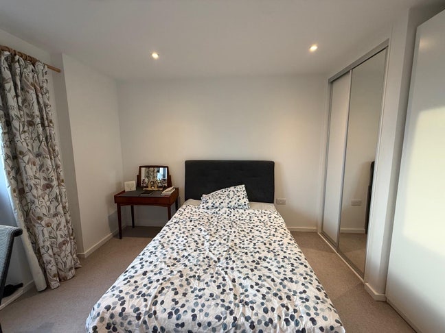 Double room in new big modern flat Canada water Main Photo