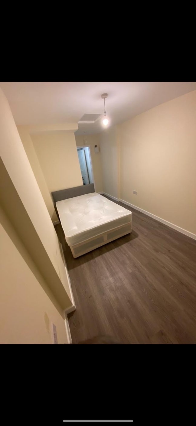 En-suite room available MK14 Main Photo