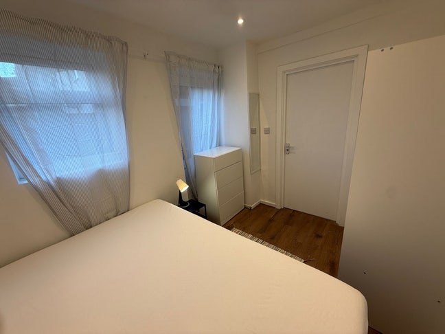 One bedroom flat, one en-suite double bed bedroom. Main Photo