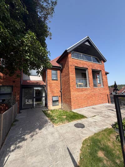 Luxury 2-Bedroom Apartment to Rent in Coulsdon  Main Photo