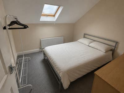En-Suite Double Bedroom in a Modern 2-Bed Flat Main Photo