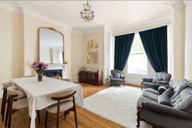 Apartment Holland Park (Only Female Accepted)  Main Photo
