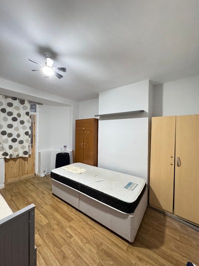 Spacious double room - &pound;800pm  Main Photo