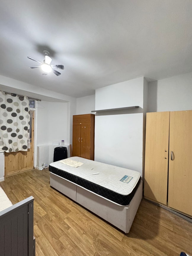 Spacious double room - &pound;800pm  Main Photo
