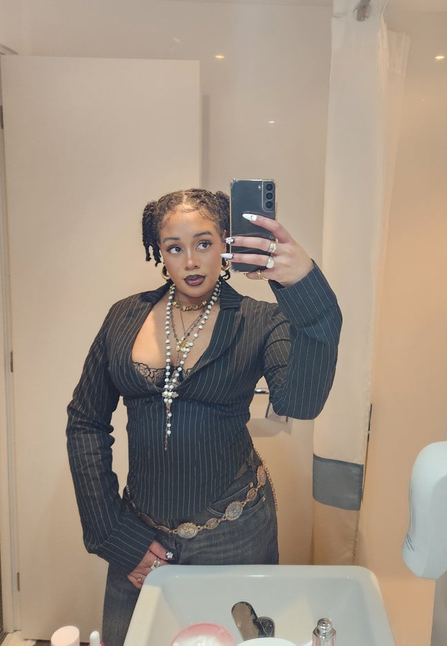 2 rooms sought by 2 females Main Photo