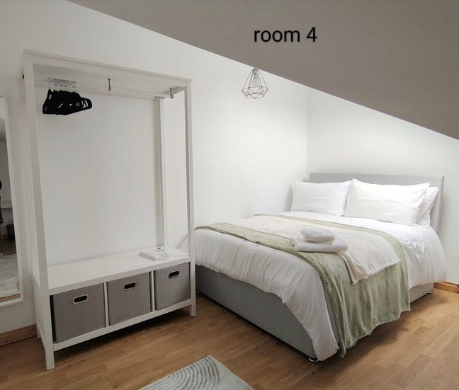 Bedroom in modern townhouse on Richview street Main Photo