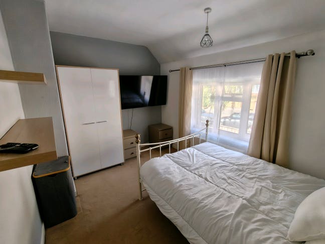 Spacious Double Room Available  Main Photo