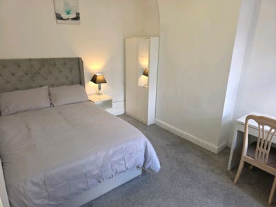 Decent & Spacious Room Main Photo