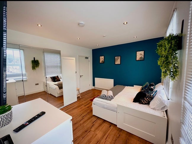 ✨ Spacious En-Suite Room | All Bills Included  Main Photo