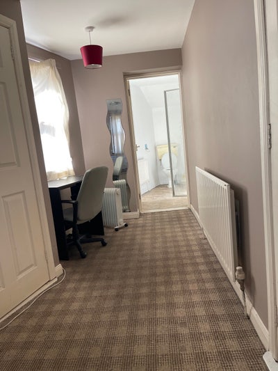 Ensuite and double rooms available close to city  Main Photo