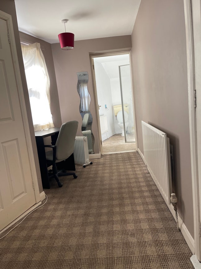 Ensuite and double rooms available close to city  Main Photo