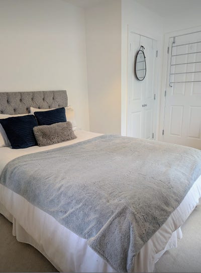 Spacious Double Room in Modern Apartment  Main Photo