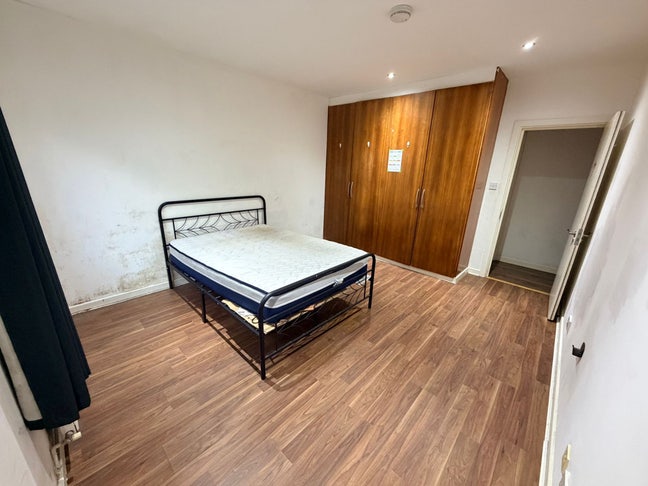 Spacious double room for rent in south harrow  Main Photo