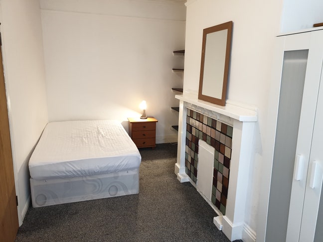 Really nice modern clean house with 2 bathrooms  Main Photo