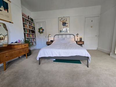 Large ensuite rooms in townhouse with views Main Photo