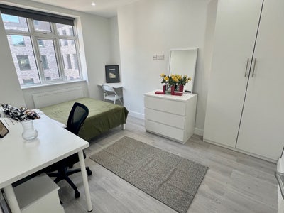 NOW-Fab 2 rooms available,0 bills-1 min Angel st Main Photo