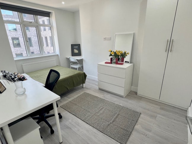 NOW-Fab 2 rooms available,0 bills-1 min Angel st Main Photo