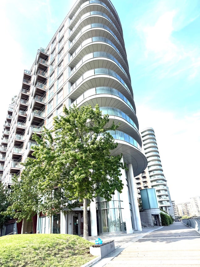 Rare Opportunity: Premium Riverside Rooms E14 Main Photo