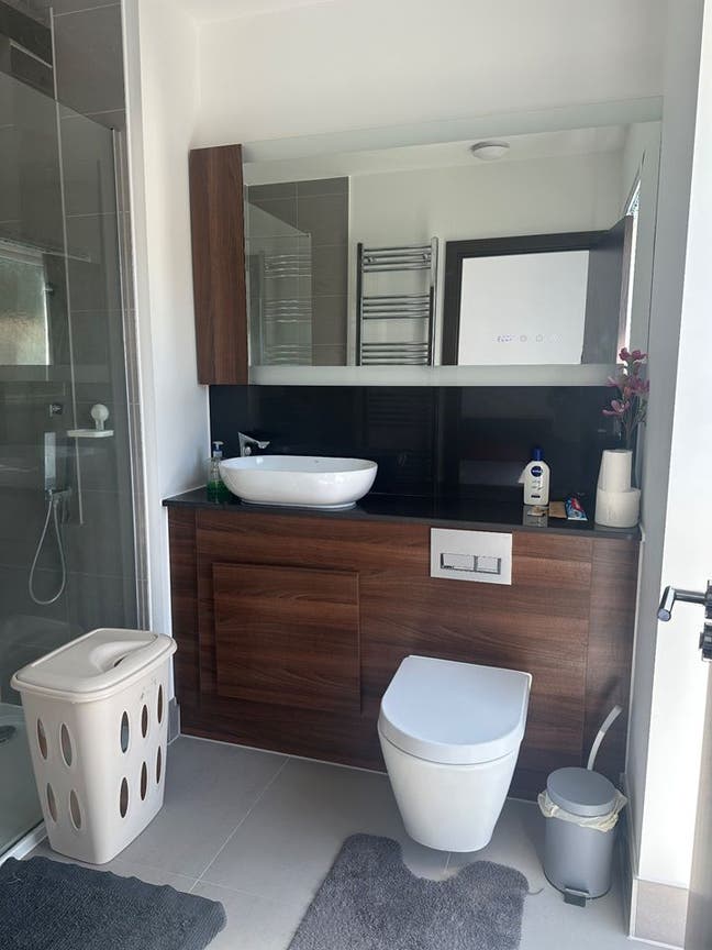 Spacious en-suiy double room in beautiful area Main Photo