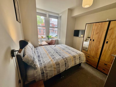  Beautifully renovated professional house share  Main Photo