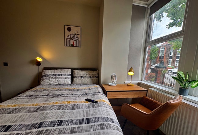  Beautifully renovated professional house share  Main Photo