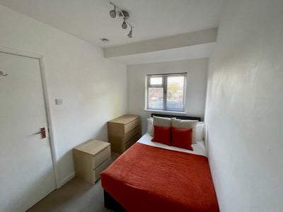 Professional House Share in Sandhurst Modern Rooms Main Photo