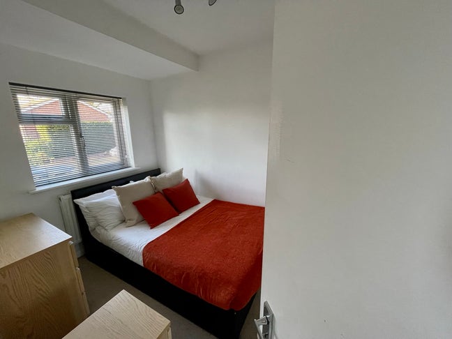Professional House Share in Sandhurst Modern Rooms Main Photo