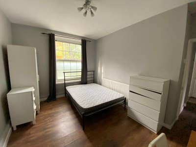 Lovely room in Wandsworth Road ! NOW !! Main Photo