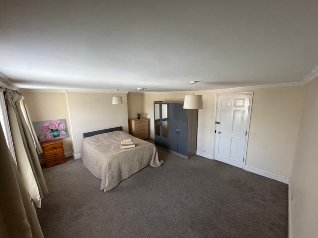 One Exceptionally Large Bedroom To Let - Bills Inc Main Photo