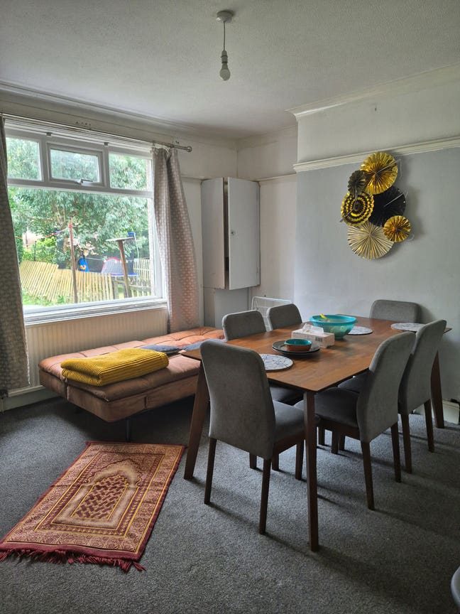 Double Bed Room (Sharing) + Single in Bradford BD2 Main Photo