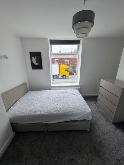 Spacious 8-Bed En-Suite House Share – NG7 Main Photo
