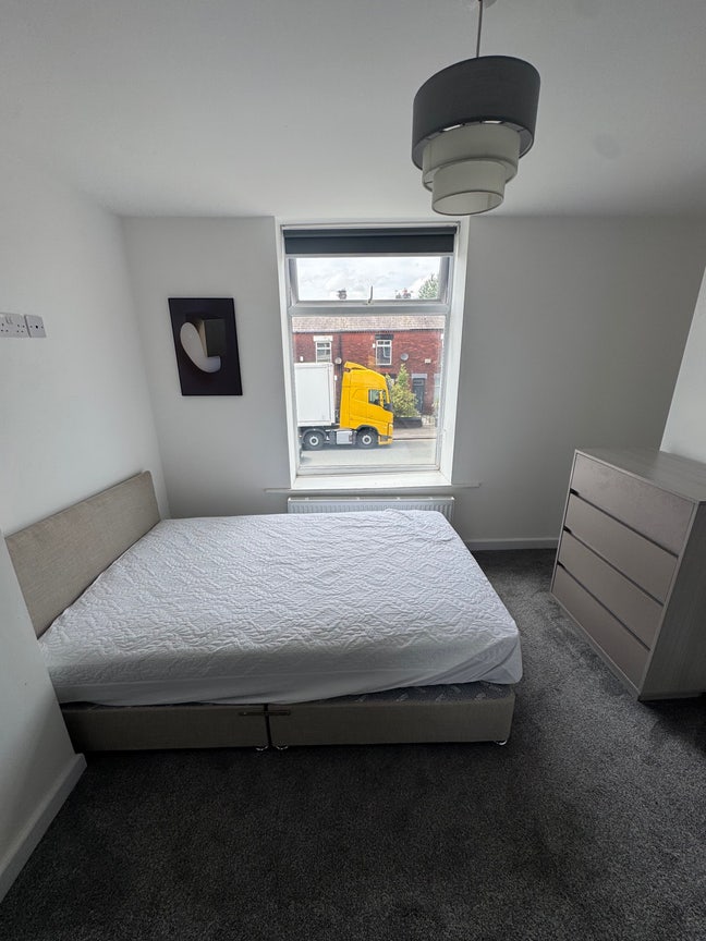 Spacious 8-Bed En-Suite House Share – NG7 Main Photo