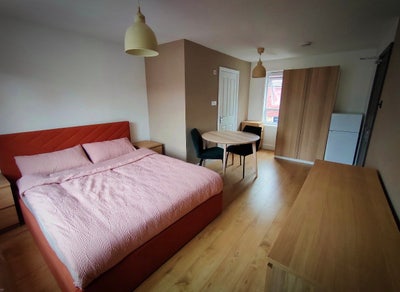 Large Double Room for Couple - Near Hospital  Main Photo