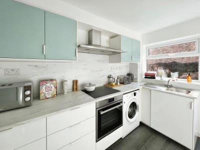 Lovely Double Room in House Share w/ cleaner  Main Photo