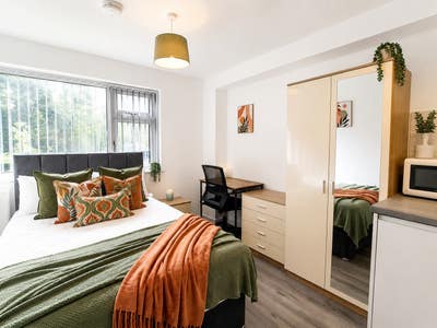Modern En-Suite Studio Near Hampton Main Photo