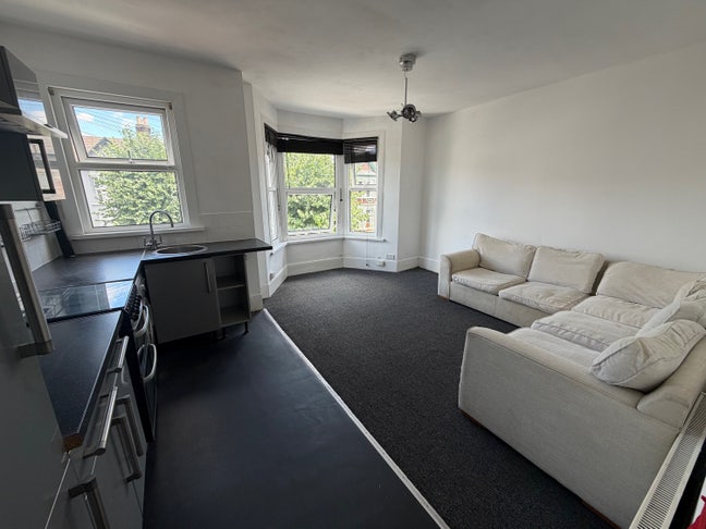 2 Double Bed First Floor Flat  Main Photo