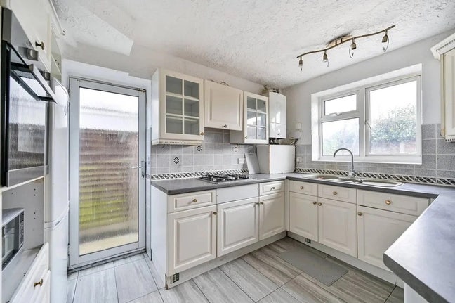 Spacious Double room to rent in feltham &pound;600 Main Photo