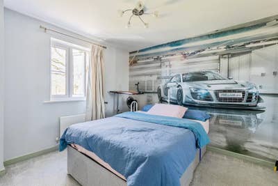Large room in lovely famiily home Main Photo