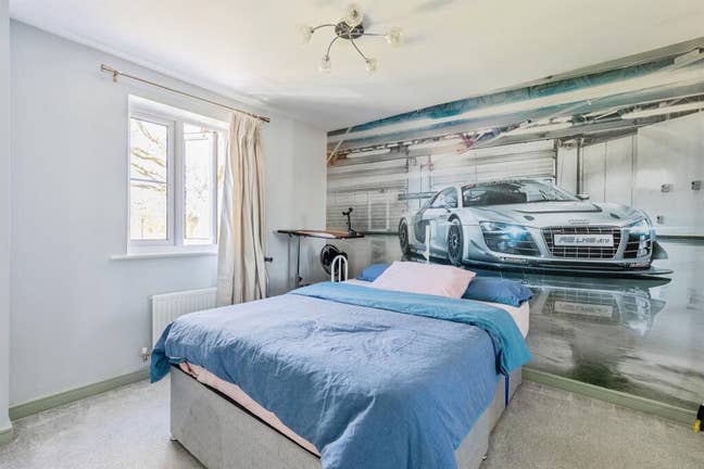 Large room in lovely famiily home Main Photo